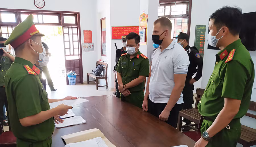 Công an tống đạt quyết định khởi tố vụ án, khởi tố bị can và thực hiện lệnh bắt tạm giam 2 tháng đối với Leon Aljoscha Till Freier (quốc tịch Đức). 