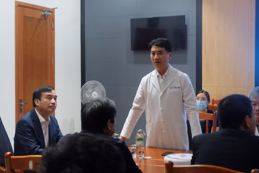 TS.BS Lê Đức Nhân - Giám đốc Bệnh viện Đà Nẵng thông tin về y bác sĩ trực Tết. Ảnh: Hoàng Vinh. TS.BS Lê Đức Nhân - Giám đốc Bệnh viện Đà Nẵng thông tin về y bác sĩ trực Tết. Ảnh: Hoàng Vinh.