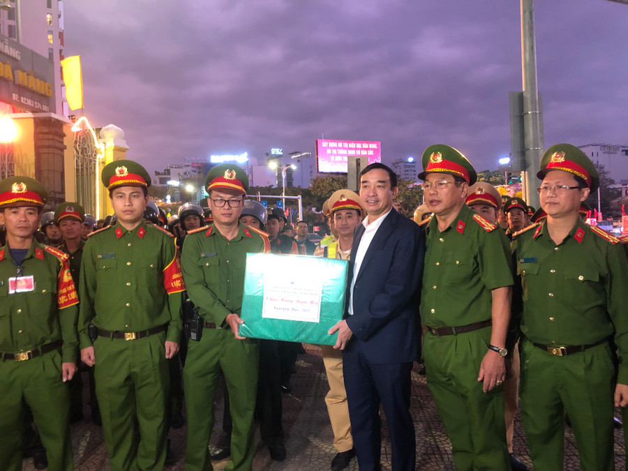 Thăm và tặng quà lực lượng 911 trực Tết. Ảnh: Hoàng Vinh. Thăm và tặng quà lực lượng 911 trực Tết. Ảnh: Hoàng Vinh.