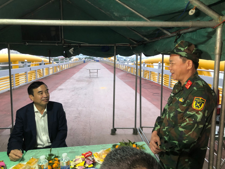 Đại tá Nguyễn Hữu Bưu - Phó Tham mưu Trưởng Bộ Chỉ huy Quân sự TP. Đà Nẵng báo cáo về công tác chuẩn bị bắn pháo hoa giao thừa Tết Quý Mão. Ảnh: Hoàng Vinh. Đại tá Nguyễn Hữu Bưu - Phó Tham mưu Trưởng Bộ Chỉ huy Quân sự TP. Đà Nẵng báo cáo về công tác chuẩn bị bắn pháo hoa giao thừa Tết Quý Mão. Ảnh: Hoàng Vinh.