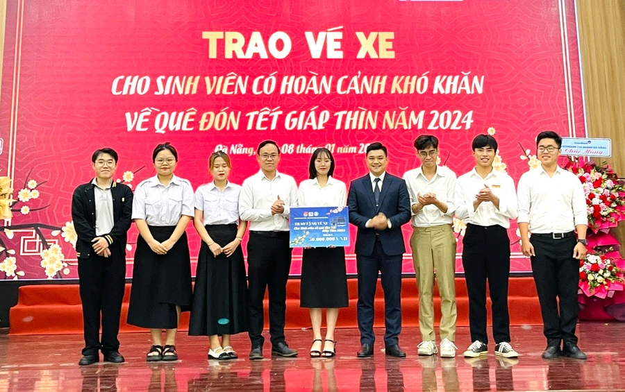 Hội Sinh viên Việt Nam Đại học Đà Nẵng trao biểu trưng tặng vé xe cho các sinh viên có hoàn cảnh khó khăn về quê ăn Tết. 