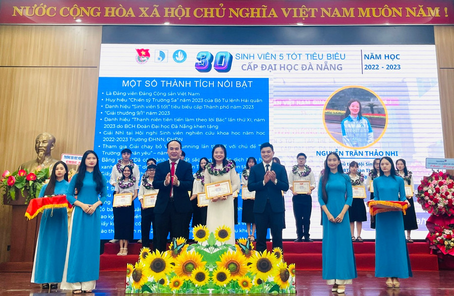 Vinh danh sinh viên 5 tốt cấp Đại học Đà Nẵng. Vinh danh sinh viên 5 tốt cấp Đại học Đà Nẵng.