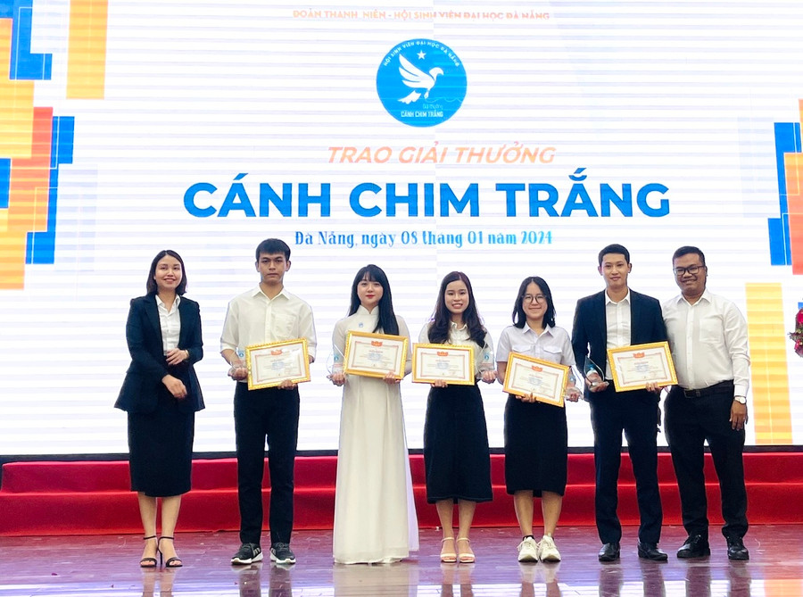 Trao giải thưởng Cánh chim trắng cho sinh viên. Trao giải thưởng Cánh chim trắng cho sinh viên.
