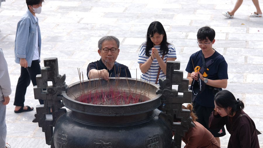 Nhiều người dân, du khách Hàn Quốc lên chùa từ sáng sớm để thắp hương cầu bình an. Nhiều người dân, du khách Hàn Quốc lên chùa từ sáng sớm để thắp hương cầu bình an.