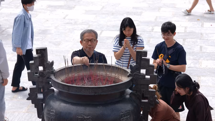 Nhiều người dân, du khách Hàn Quốc lên chùa từ sáng sớm để thắp hương cầu bình an.