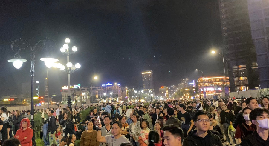 Tại khu vực Countdown - Chào năm mới 2024, lượng người đến để theo dõi các ca sĩ nổi tiếng như Trúc Nhân, ISAAC...biểu diễn đã chật kín. Tại khu vực Countdown - Chào năm mới 2024, lượng người đến để theo dõi các ca sĩ nổi tiếng như Trúc Nhân, ISAAC...biểu diễn đã chật kín.