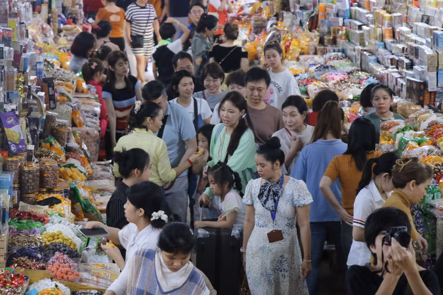 Du khách Hàn Quốc mua sắm tại chợ Hàn.