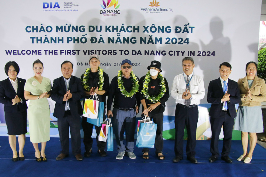 Đại diện lãnh đạo Sở Du lịch Đà Nẵng đón các du khách "xông đất" thành phố. Đại diện lãnh đạo Sở Du lịch Đà Nẵng đón các du khách "xông đất" thành phố.