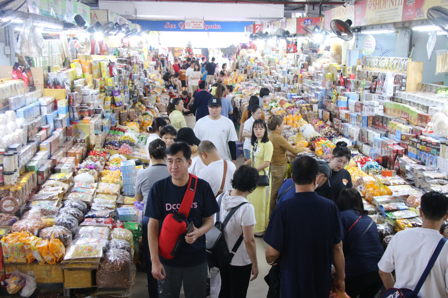 Tại chợ Hàn, lượng khách đổ về mỗi lúc một đông. Các hoạt động mua bán diễn ra nhộn nhịp. Tại chợ Hàn, lượng khách đổ về mỗi lúc một đông. Các hoạt động mua bán diễn ra nhộn nhịp.