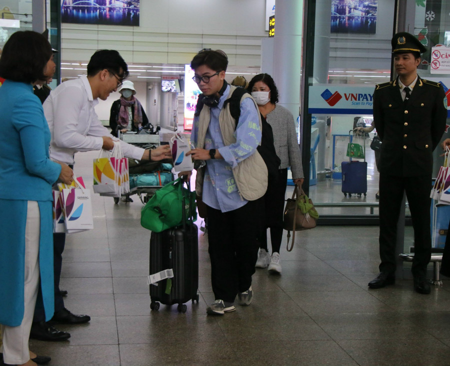 Những du khách đến Đà Nẵng trong năm 2024. Những du khách đến Đà Nẵng trong năm 2024.