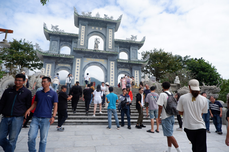 Còn tại Chùa Linh Ứng trên Bán đảo Sơn Trà, nhiều người dân và du khách đã đến chùa thắp hương cầu bình an, may mắn cho gia đình và người thân trong ngày đầu năm mới. Còn tại Chùa Linh Ứng trên Bán đảo Sơn Trà, nhiều người dân và du khách đã đến chùa thắp hương cầu bình an, may mắn cho gia đình và người thân trong ngày đầu năm mới.