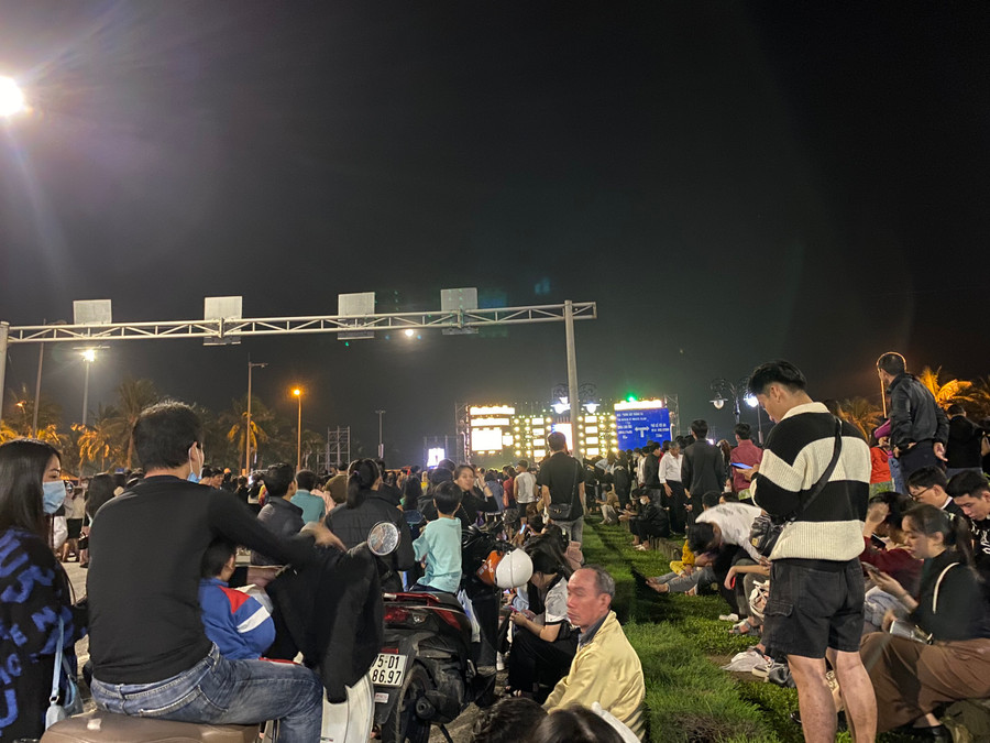 Người dân đến sớm để chọn chỗ đẹp đón chào năm mới. Người dân đến sớm để chọn chỗ đẹp đón chào năm mới.