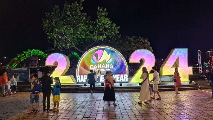Ghi nhận của PV, đêm 31/12, thời tiết Đà Nẵng thời khắc trước thềm năm mới 2024 không có mưa, trời se lạnh. Ghi nhận của PV, đêm 31/12, thời tiết Đà Nẵng thời khắc trước thềm năm mới 2024 không có mưa, trời se lạnh.