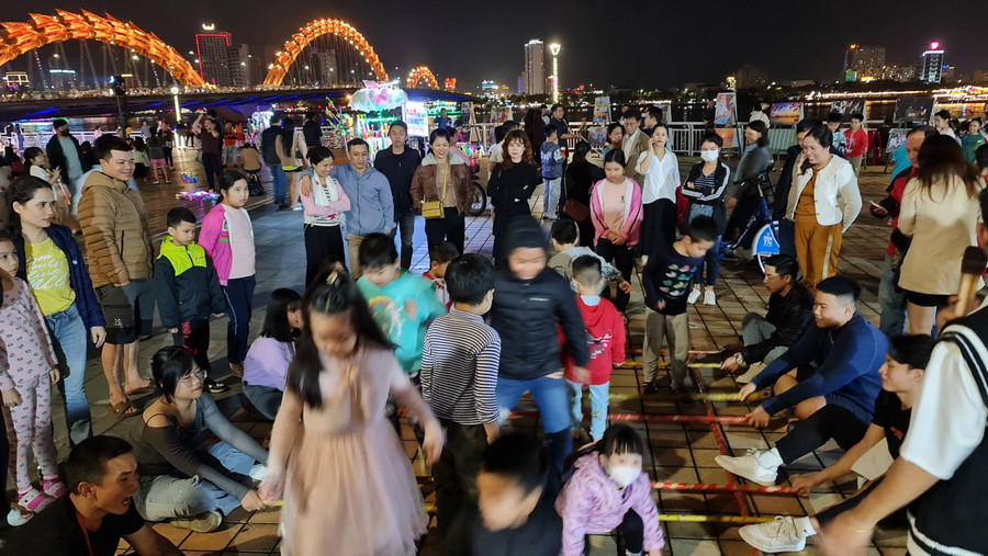 Người dân đổ về các điểm vui chơi như cầu Rồng, công viên Biển Đông, Helio Center… để vui chơi chào đón năm mới. Người dân đổ về các điểm vui chơi như cầu Rồng, công viên Biển Đông, Helio Center… để vui chơi chào đón năm mới.