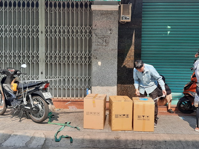 Một người bày 3 thùng khẩu trang bán ngay trên đường Nguyễn Giản Thanh, quận 10 với giá 130.000 đồng/hộp loại 4 lớp, 50 cái.