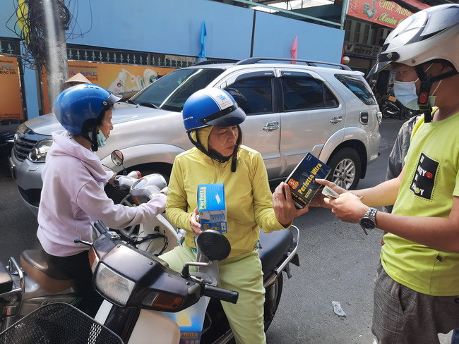 Một khách hàng ở quận 8 đến mua khẩu trang ở đường Tô Hiến Thành, quận 10 với giá 100.000 đồng/hộp