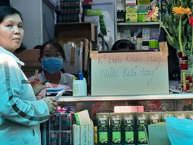 Một cửa hàng treo bảng không bán khẩu trang, nước rửa tay
