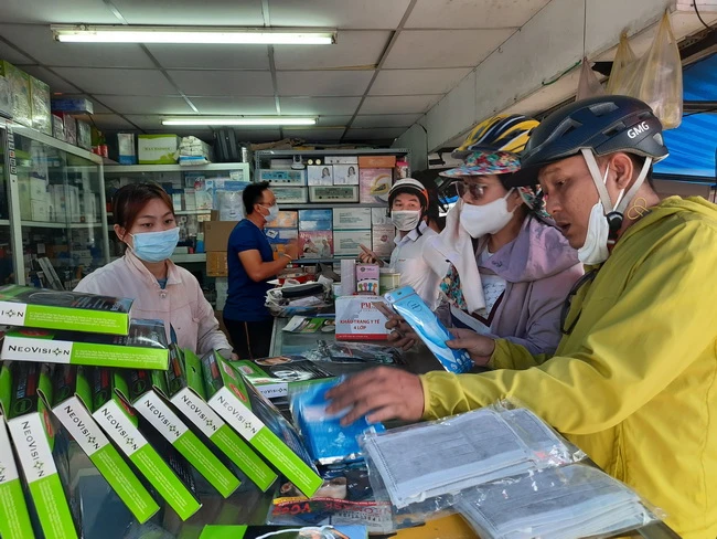 TP.HCM: Người dân đổ xô đi mua khẩu trang khiến giá tăng vọt