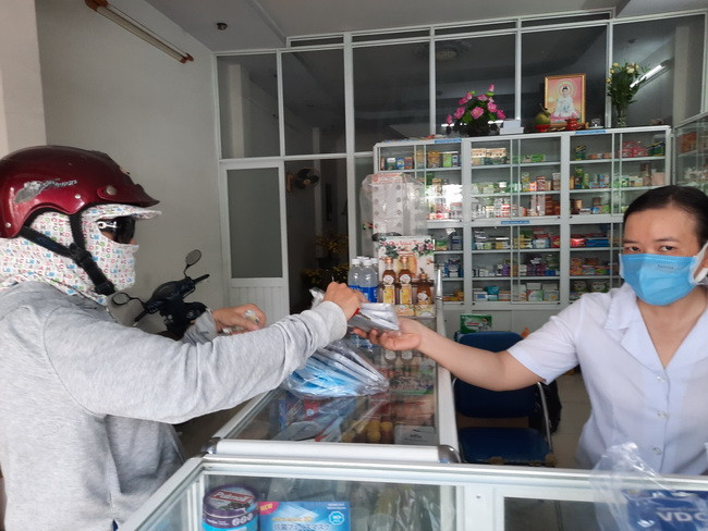 Khách hàng đến mua khẩu trang tại nhà thuốc ở quận 8