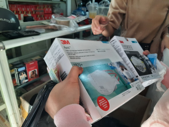 Loại khẩu trang 3M - N95 được nhập khẩu từ Mỹ có giá 1,8 triệu/ hộp 20 cái, được nhiều người tìm mua nhưng không có hàng.