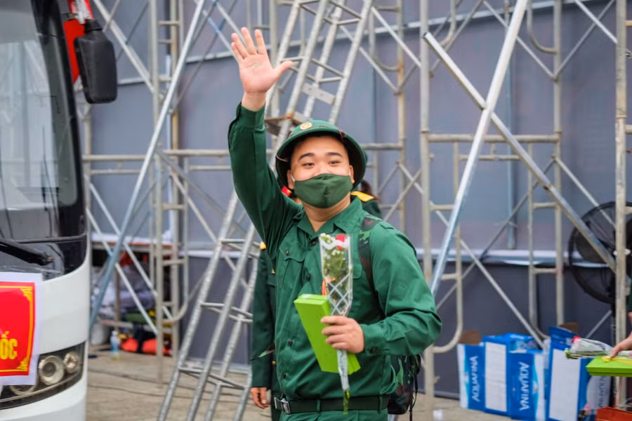 Hăng hái lên đường nhập ngũ.