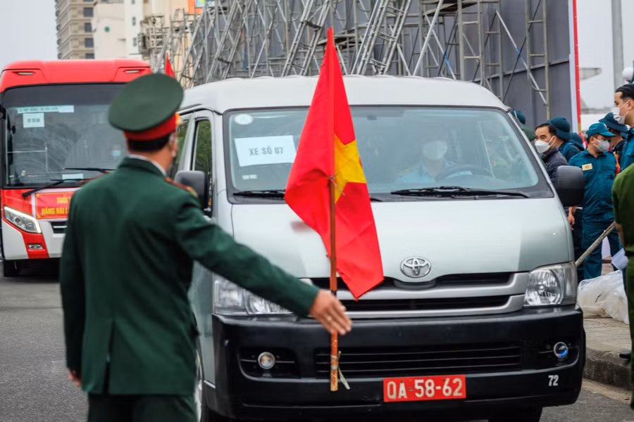 Xe đưa đón các tân binh về đơn vị.