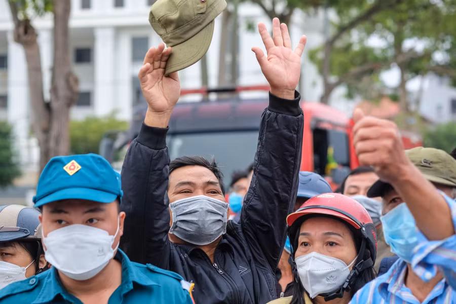 Người thân tạm biệt các tân binh.