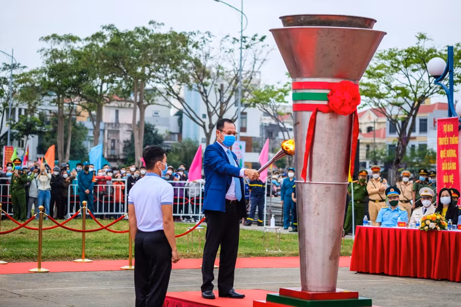 Ông Vũ Quang Hùng - Bí thư Quận ủy Hải Châu (TP Đà Nẵng) thực hiện nghi thức đốt lửa truyền thống.