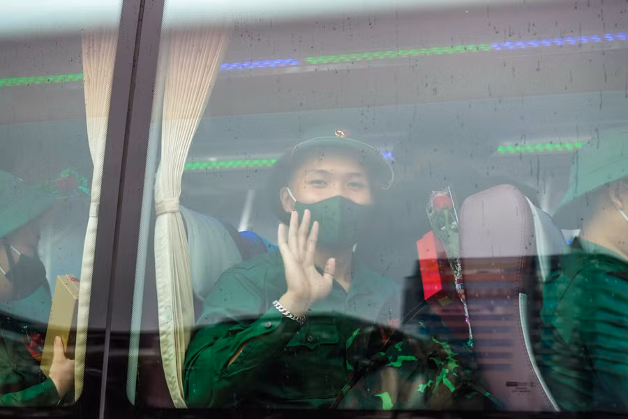 Tạm biệt người thân khi lên xe