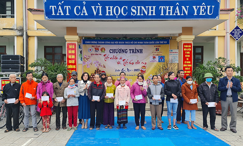 Các hộ dân có hoàn cảnh khó khăn đón nhận các phần quà từ Chương trình “Tết nhân ái” và Ngày hội “Tết ấm cho em” xuân Quý Mão năm 2023. Ảnh: L.C.