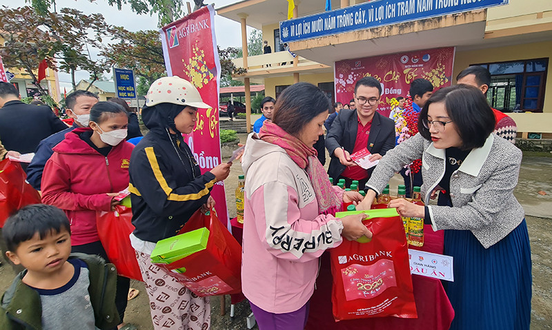 &quot;Phiên chợ 0 đồng&quot; dành cho người dân xã Trường Xuân trong dịp Tết. Ảnh: L.C.