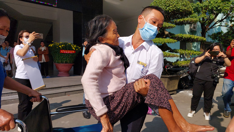 Chuyến xe nghĩa tình đưa hơn 100 người về quê đón Tết. Chuyến xe nghĩa tình đưa hơn 100 người về quê đón Tết.