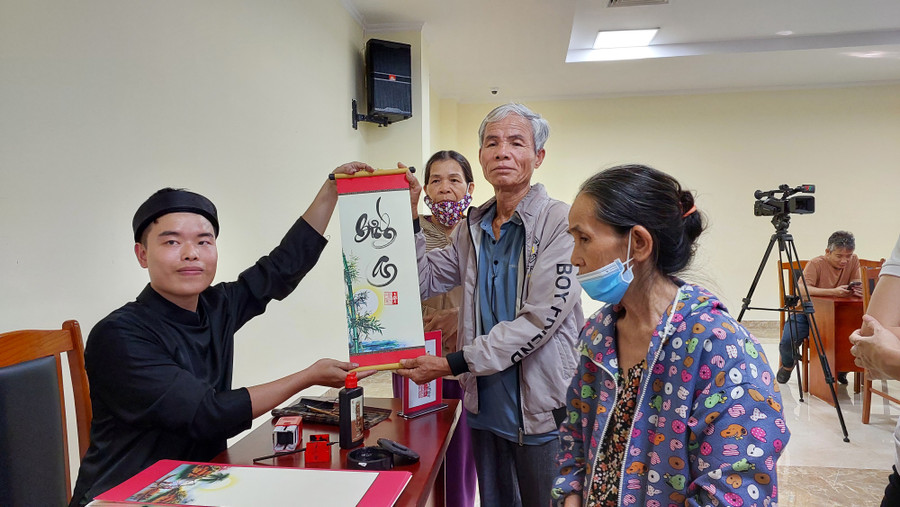 Bệnh nhân được tặng quà và một bức thư pháp có chữ Bình an. Với mong muốn các bệnh nhân luôn bình an trong cuộc sống. Bệnh nhân được tặng quà và một bức thư pháp có chữ Bình an. Với mong muốn các bệnh nhân luôn bình an trong cuộc sống.