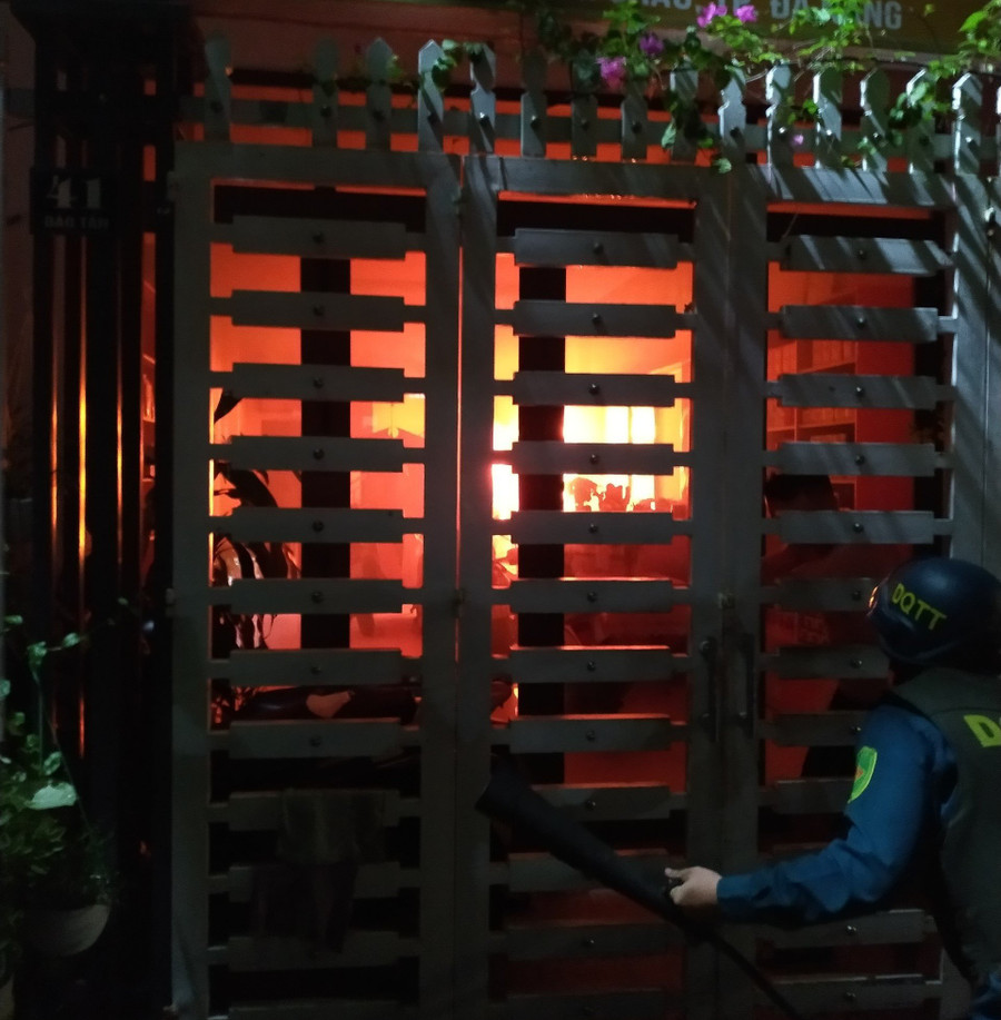 Tổ tuần tra 8394 có mặt tại hiện trường dập lửa. Ảnh: Công an Đà Nẵng Tổ tuần tra 8394 có mặt tại hiện trường dập lửa. Ảnh: Công an Đà Nẵng