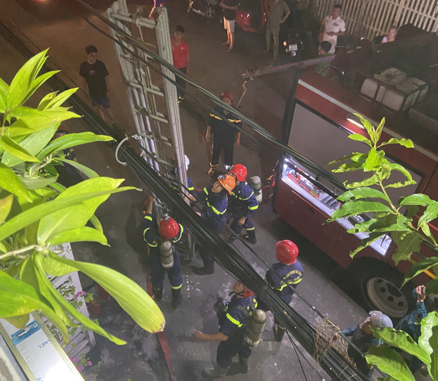 Lực lượng PCCC có mặt tại hiện trường, dùng thang chuyên dụng tiếp cận cứu người bị nạn. Ảnh: Công an Đà Nẵng Lực lượng PCCC có mặt tại hiện trường, dùng thang chuyên dụng tiếp cận cứu người bị nạn. Ảnh: Công an Đà Nẵng