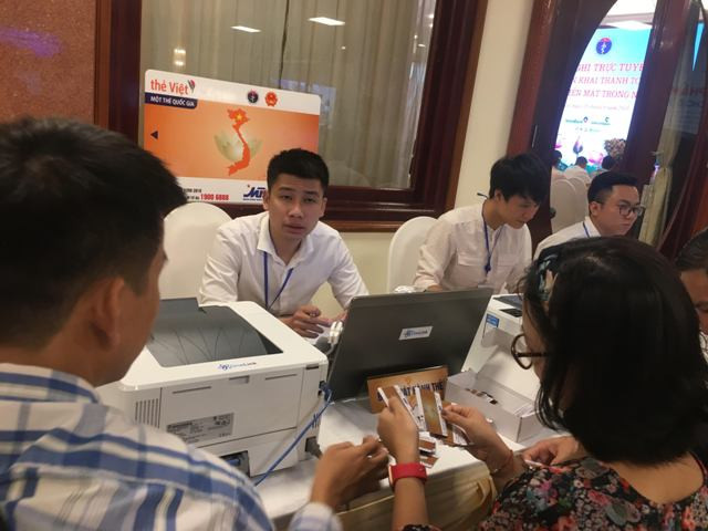 Làm Thẻ khám bệnh thông minh cho người dân Làm Thẻ khám bệnh thông minh cho người dân