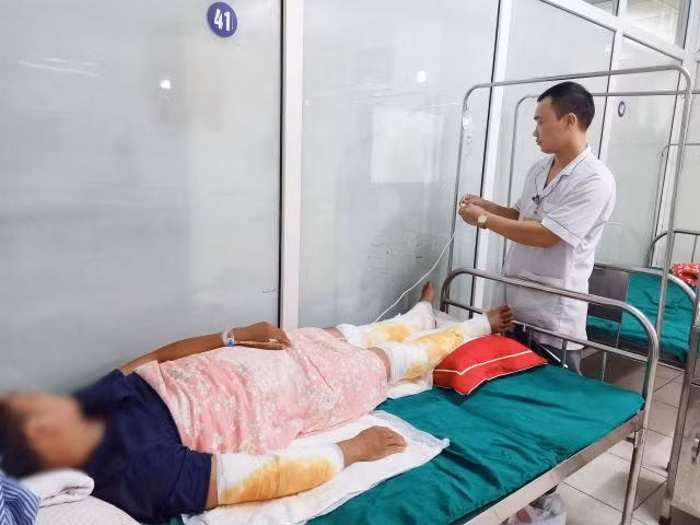 Bị nhiễm trùng nặng do đắp thuốc nam khi bỏng (BVCC).