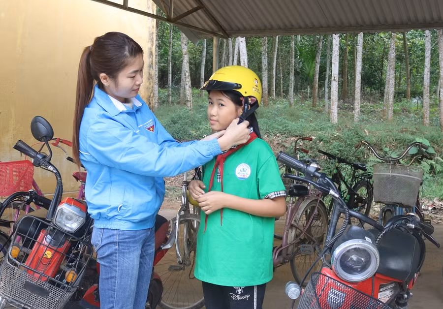 Thầy cô trường Tiểu học Yên Ninh (Phú Lương, Thái Nguyên) hướng dẫn học sinh tham gia giao thông an toàn