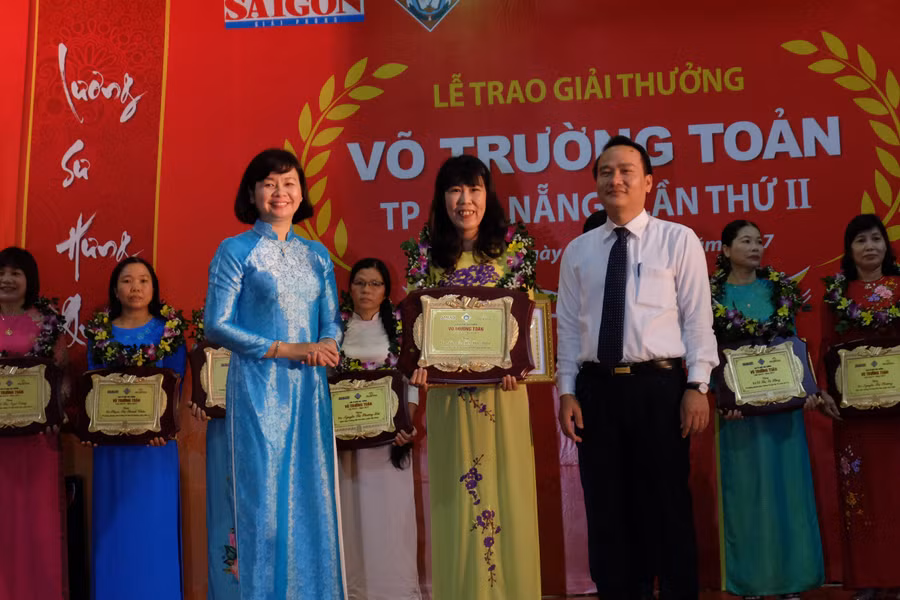 Cô Thủy nhận Giải thưởng Võ Trường Toản năm 2017.