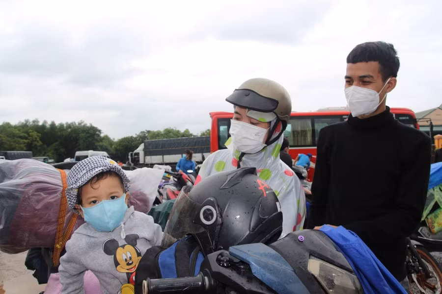 Sau cả hành trình dài, cuối cùng anh Anh Hồ Văn Bửu (người đồng bào Vân Kiều, trú tại xã Ngân Thủy, huyện Lệ Thủy, tỉnh Quảng Bình) cũng đã cùng vợ con và người thân về tới quê hương.