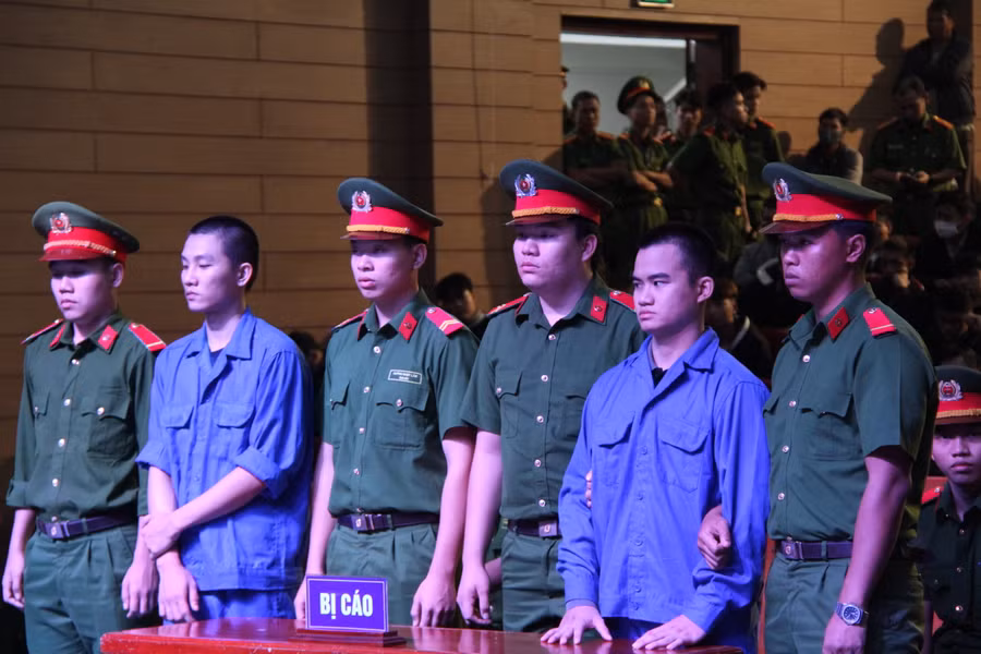 Bị cáo Cường (thứ 2 từ phải qua) và Trí (thứ 2 từ trái qua) tại phiên tòa ngày 28/12. Ảnh: H.V