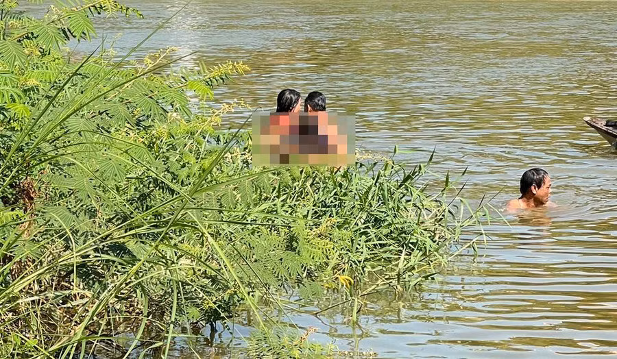 Người dân cùng lực lượng chức năng tìm kiếm thi thể các em bị nạn. 