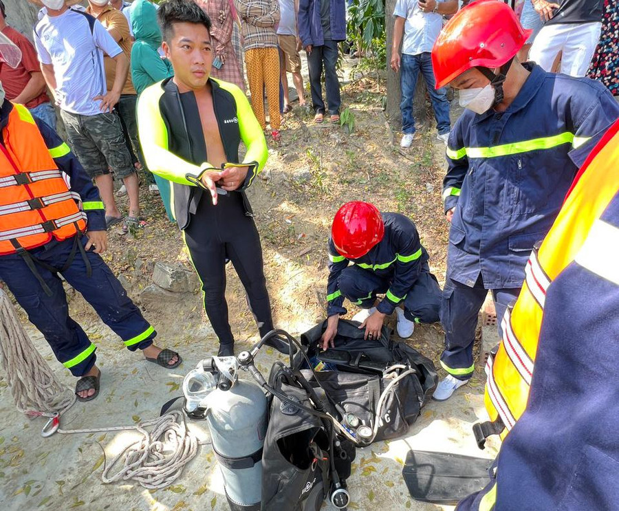 Lực lượng cảnh sát phòng cháy chữa cháy và cứu nạn cứu hộ Công an huyện Hòa Vang có mặt để tìm kiếm các em bị nạn.