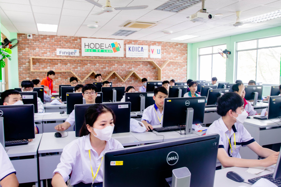 Các thí sinh tham dự kỳ thi Olympic tin học miền Trung - Tây Nguyên. Ảnh: Hoàng Vinh.