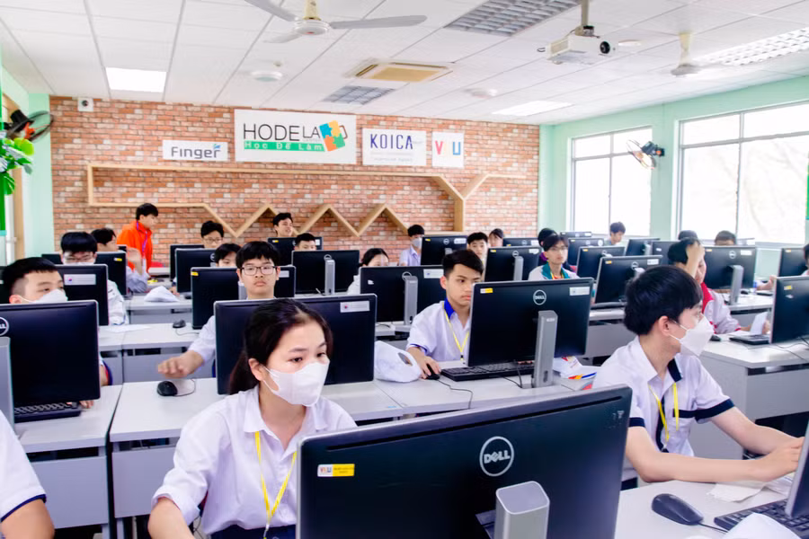 Các thí sinh tham dự kỳ thi Olympic tin học miền Trung - Tây Nguyên. Ảnh: Hoàng Vinh.