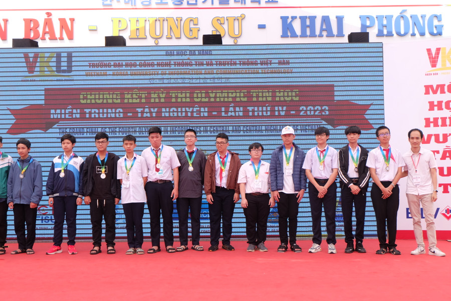 Trao Huy chương Bạc cho các thí sinh đoạt giải