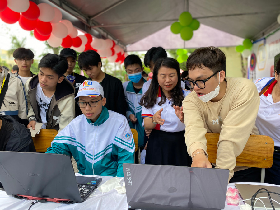 Các giảng viên hướng dẫn học sinh tham quan, làm quen với mô hình học tập của Trường VKU. Ảnh: Hoàng Vinh.