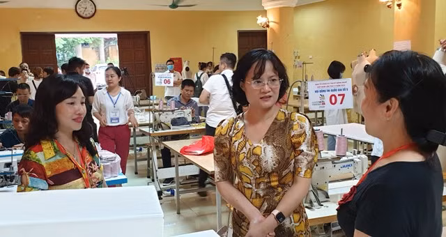 Phó tổng cục trưởng Tổng cục Giáo dục nghề nghiệp Nguyễn Thị Việt Hương kiểm tra công tác chuẩn bị tại Hội đồng thi số 5 - Trường Cao đẳng Công nghiệp Hà Nội