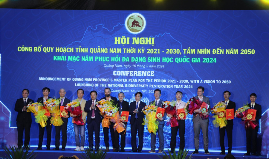 Trao quyết định chấp thuận chủ trương đầu tư. Trao quyết định chấp thuận chủ trương đầu tư.