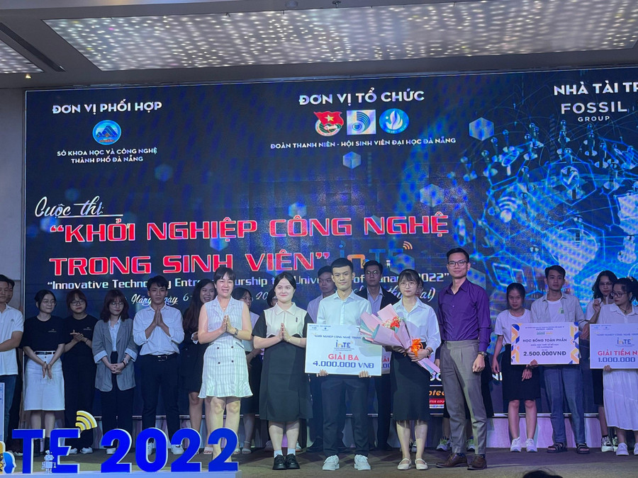 Ban tổ chức trao giải cho các đội thi. Ban tổ chức trao giải cho các đội thi.